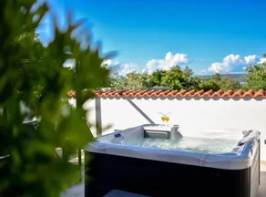 Fully equipped lovely holiday home with hot tub & barbecue | Water view - Image 5