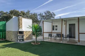 Agréable maison de vacances avec barbecue, jardin et piscine privée | Vue jardin | Avec animaux acceptés - Image 3