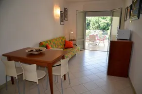 Apartment with pool, terrace & garden - Image 5