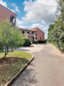 Appartement avec terrasse, barbecue et piscine - Image 2