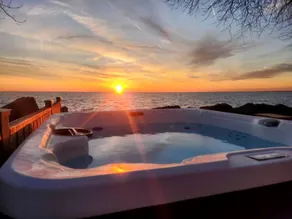Serene Cottage with Private Deck by Lake Erie for a Peaceful Getaway in Kingsville, Ontario - Image 5
