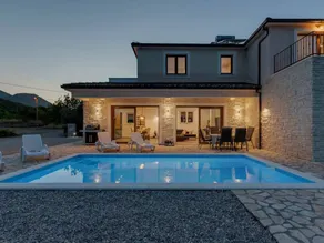 Holiday home with barbeque, garden & private pool | Mountain view | Dogs allowed - Image 2