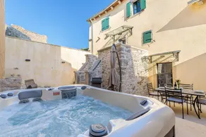 House with BBQ, garden & hot tub - Image 4