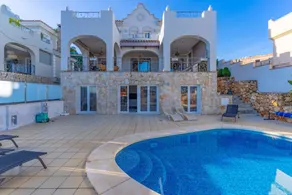 Geräumige und elegante Villa mit beheiztem Pool v214 - Image 2