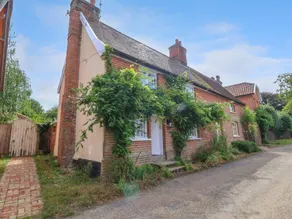 Cottage with garden - Image 2
