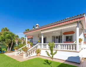 Fully equipped ample holiday home with terrace, garden & barbecue | Pool view | Pets allowed - Image 2