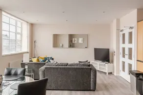 Apartment with hot tub | Close to Brighton Palace Pier | City view - Image 2