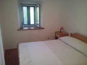 Apartment with barbeque & garden - Image 5