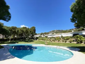 Holiday home with garden & pool - Image 3
