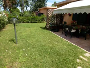 Villa with garden - Image 4