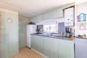 Mobile home with barbeque, pool & terrace | Garden view | Beach nearby - Image 4