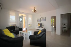 Flat with pool, terrace & garden - Image 2