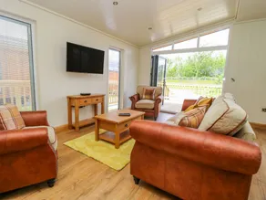 Family-oriented cottage with garden - Image 4