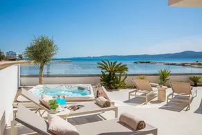 Villa con piscina, jardín y barbacoa | Vistas a la piscina - Image 3