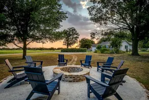 Charming Texas Farmhouse Stay with Modern Western Flair near NRS Ranch in Decatur, TX - Image 3