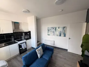 Apartment Sleeps 3 - Free Parking & Balcony - Image 4
