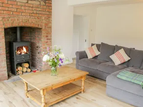 Cottage with BBQ, terrace & garden - Image 5