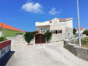Holiday home with pool, terrace & garden - Image 5
