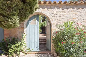 Maison avec terrasse, piscine privée et jardin | Vue ville - Image 3
