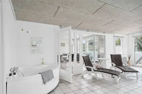 House with private pool, sauna & hot tub - Image 3