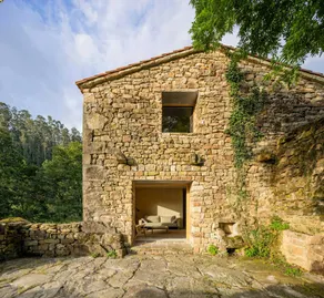Casa vacacional apropiada para familias con terraza y jardín - Image 2