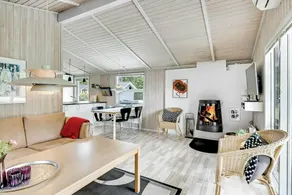 Holiday home with jacuzzi, terrace & barbecue - Image 2