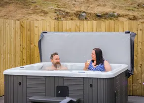 Luxury Castle Pod with Hot Tub Pet Friendly - Image 5