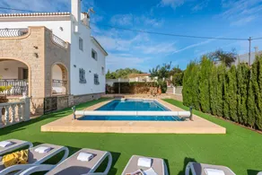 Villa with terrace, garden & private pool - Image 3