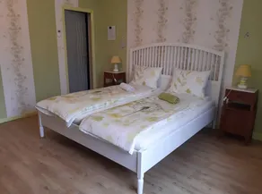 Chambre d'hôtes avec terrasse, jardin et piscine | Vue jardin - Image 2