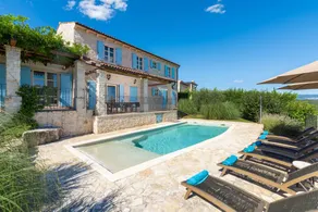 Villa with pool - Image 2