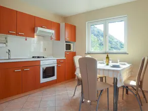 Apartment with barbeque & garden - Image 3