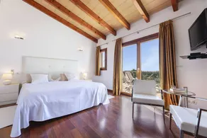 Villa with terrace, heated pool & garden - Image 4
