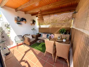Apartment with terrace - Image 3