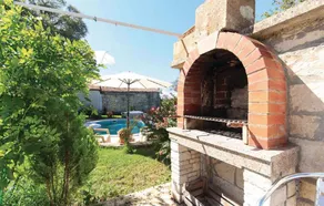 Holiday home with pool, garden & barbeque - Image 2