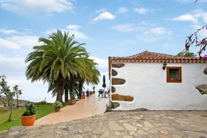 Holiday Home 'Casa Rural Ciso' with Sea View, Private Garden and Wi-Fi - Image 2