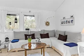 Holiday home with terrace & barbecue - Image 3