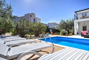 Flat with barbeque, garden & pool - Image 5