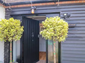 Cottage with barbeque, hot tub & garden - Image 4
