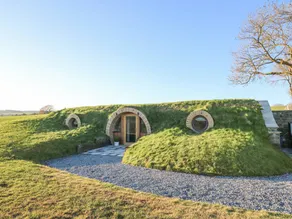 Cottage with hot tub & garden - Image 2