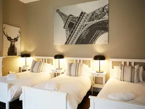 Cosy Home; Sleeps 10/11. City 15 minutes’ walk - Image 4