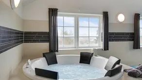 Holiday home with private pool & garden - Image 3