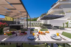 Villa with barbecue, garden & fast internet | City view - Image 4