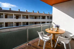 Apartment with garden - Image 4