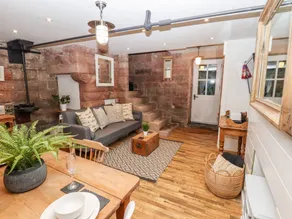 Cottage with garden & hot tub - Image 5
