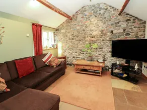 Cottage with hot tub, garden & terrace - Image 5