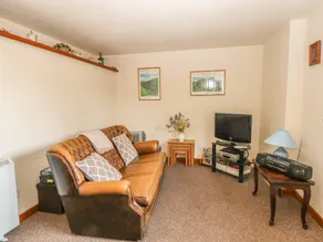 Child-friendly cottage with garden - Image 4
