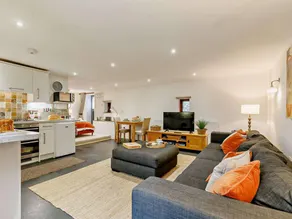 Flat with garden - Image 2