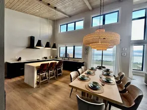Luxury Coastal Retreat with Fireplace, Hot Tub & Sauna in Hunts Point, Canada - Image 4