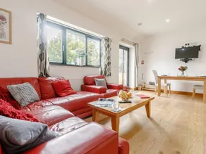 Holiday home with jacuzzi & garden - Image 3