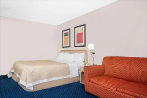 Norwood Inn & Suites La Crosse - Image 2